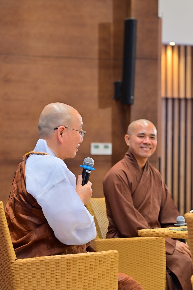 Visit and preach a Dharma talk at Hoang Phap pagoda of Ven. Pomnyun Sunim and Sr Giac Le Hieu