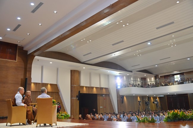 Visit and preach a Dharma talk at Hoang Phap pagoda of Ven. Pomnyun Sunim and Sr Giac Le Hieu