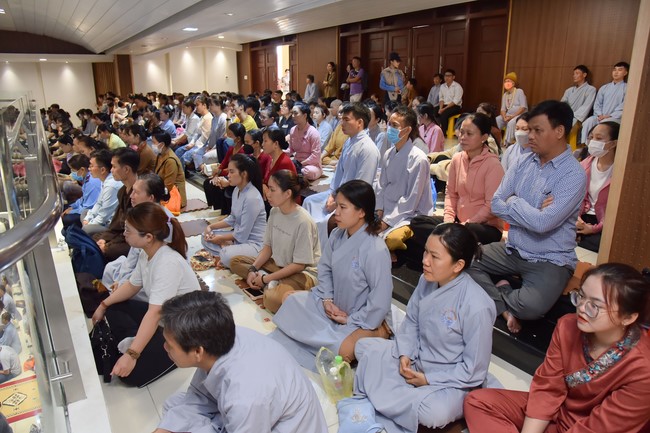 Visit and preach a Dharma talk at Hoang Phap pagoda of Ven. Pomnyun Sunim and Sr Giac Le Hieu