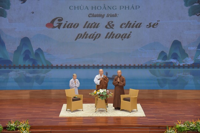 Visit and preach a Dharma talk at Hoang Phap pagoda of Ven. Pomnyun Sunim and Sr Giac Le Hieu
