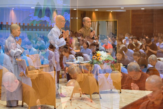 Visit and preach a Dharma talk at Hoang Phap pagoda of Ven. Pomnyun Sunim and Sr Giac Le Hieu