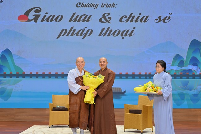 Visit and preach a Dharma talk at Hoang Phap pagoda of Ven. Pomnyun Sunim and Sr Giac Le Hieu