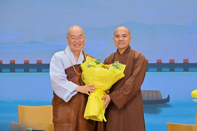 Visit and preach a Dharma talk at Hoang Phap pagoda of Ven. Pomnyun Sunim and Sr Giac Le Hieu