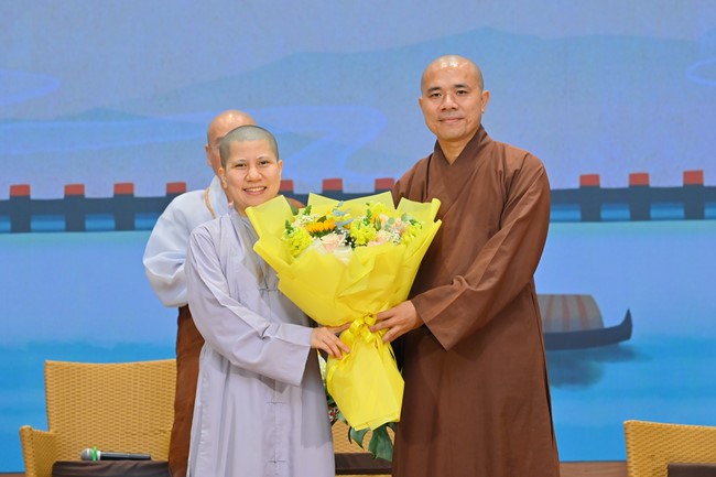 Visit and preach a Dharma talk at Hoang Phap pagoda of Ven. Pomnyun Sunim and Sr Giac Le Hieu