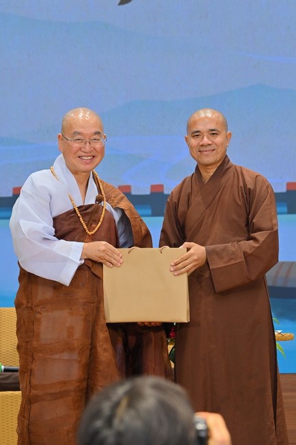 Visit and preach a Dharma talk at Hoang Phap pagoda of Ven. Pomnyun Sunim and Sr Giac Le Hieu