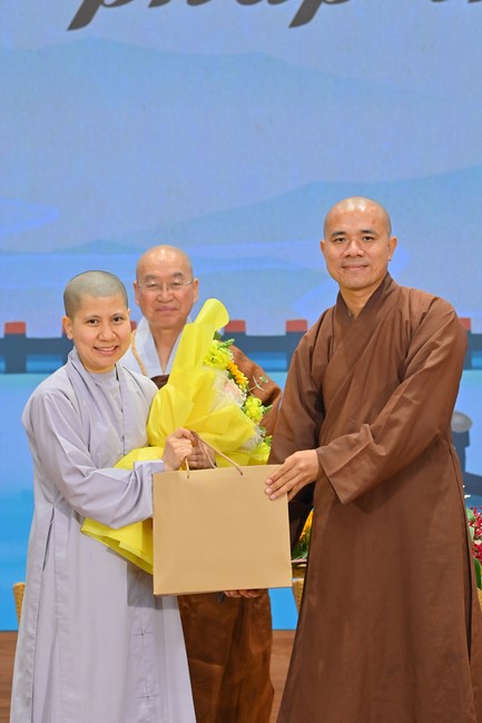 Visit and preach a Dharma talk at Hoang Phap pagoda of Ven. Pomnyun Sunim and Sr Giac Le Hieu