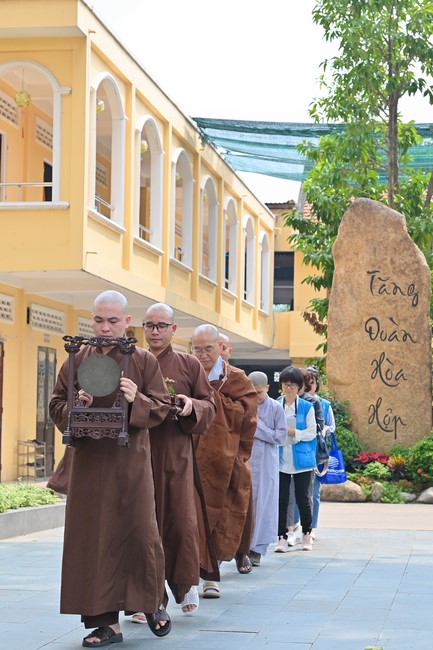 Visit and preach a Dharma talk at Hoang Phap pagoda of Ven. Pomnyun Sunim and Sr Giac Le Hieu