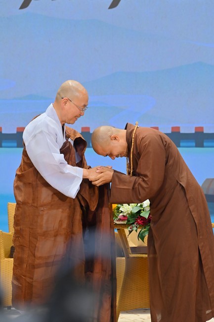 Visit and preach a Dharma talk at Hoang Phap pagoda of Ven. Pomnyun Sunim and Sr Giac Le Hieu
