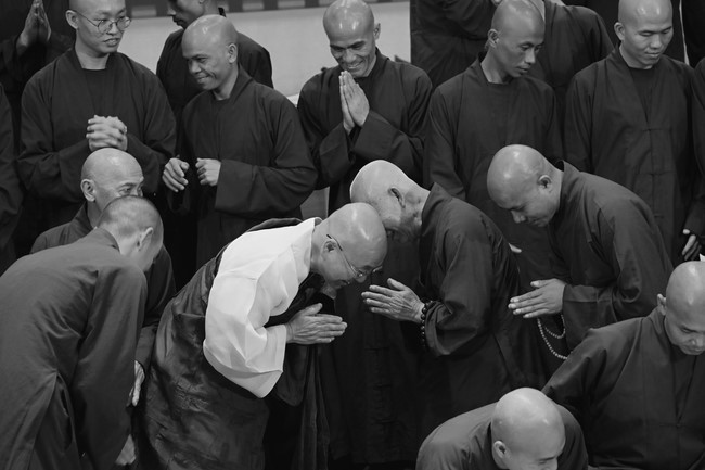 Visit and preach a Dharma talk at Hoang Phap pagoda of Ven. Pomnyun Sunim and Sr Giac Le Hieu