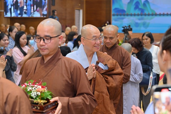 Visit and preach a Dharma talk at Hoang Phap pagoda of Ven. Pomnyun Sunim and Sr Giac Le Hieu