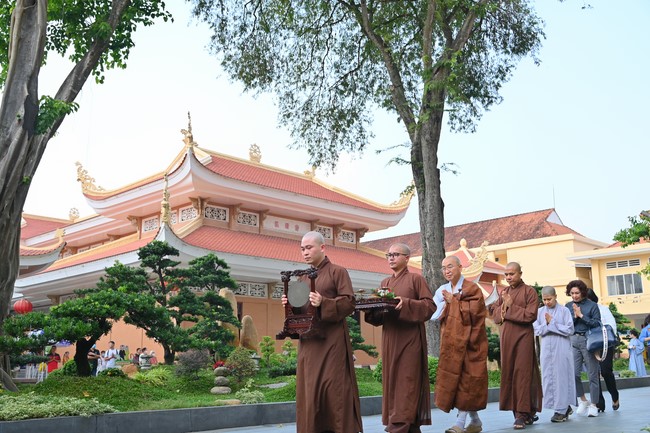 Visit and preach a Dharma talk at Hoang Phap pagoda of Ven. Pomnyun Sunim and Sr Giac Le Hieu