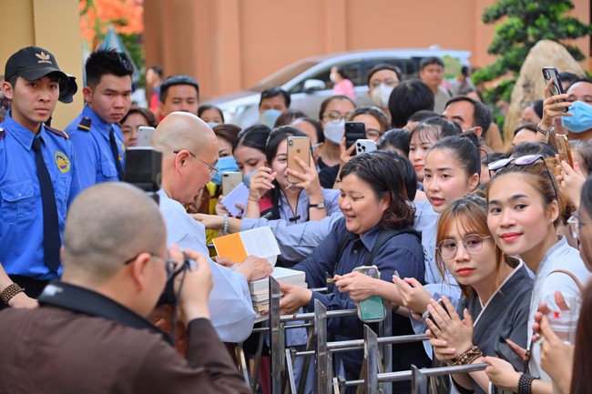 Visit and preach a Dharma talk at Hoang Phap pagoda of Ven. Pomnyun Sunim and Sr Giac Le Hieu