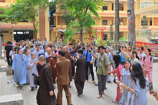 Visit and preach a Dharma talk at Hoang Phap pagoda of Ven. Pomnyun Sunim and Sr Giac Le Hieu