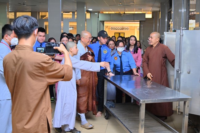 Visit and preach a Dharma talk at Hoang Phap pagoda of Ven. Pomnyun Sunim and Sr Giac Le Hieu