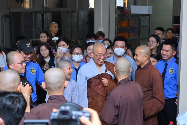 Visit and preach a Dharma talk at Hoang Phap pagoda of Ven. Pomnyun Sunim and Sr Giac Le Hieu