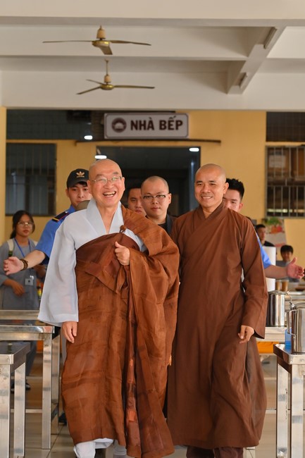 Visit and preach a Dharma talk at Hoang Phap pagoda of Ven. Pomnyun Sunim and Sr Giac Le Hieu