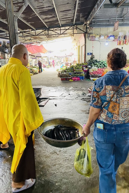Chanting and the charity on the lunar full moon day at Dong Cao Pagoda
