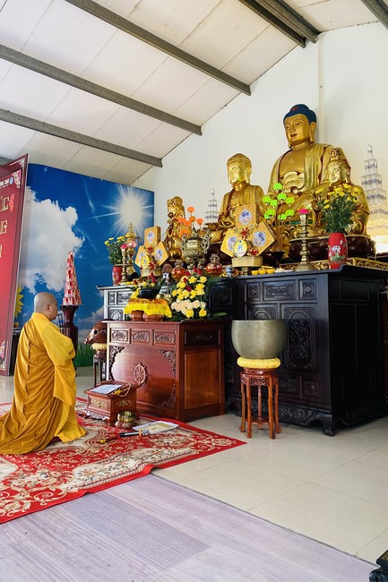 Chanting and the charity on the lunar full moon day at Dong Cao Pagoda