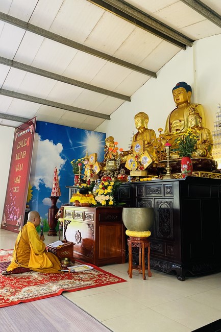 Chanting and the charity on the lunar full moon day at Dong Cao Pagoda
