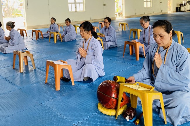 Chanting and the charity on the lunar full moon day at Dong Cao Pagoda