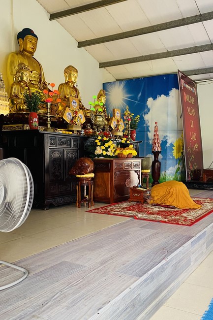 Chanting and the charity on the lunar full moon day at Dong Cao Pagoda
