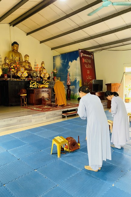 Chanting and the charity on the lunar full moon day at Dong Cao Pagoda