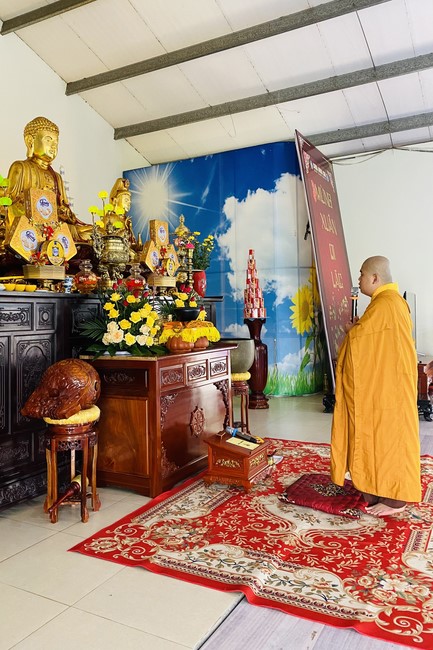Chanting and the charity on the lunar full moon day at Dong Cao Pagoda