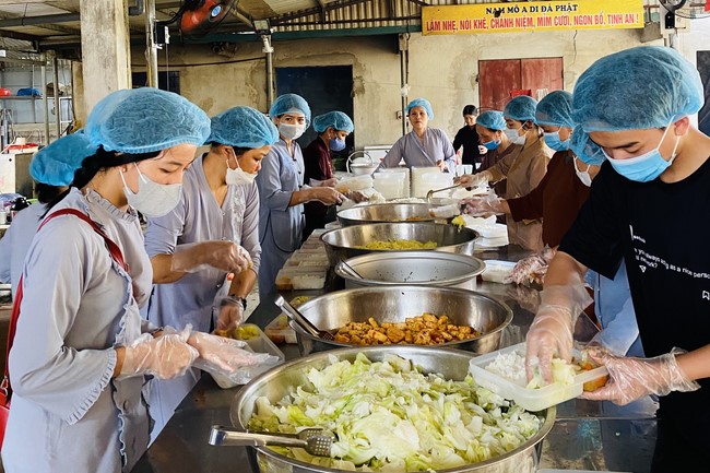 Chanting and the charity on the lunar full moon day at Dong Cao Pagoda
