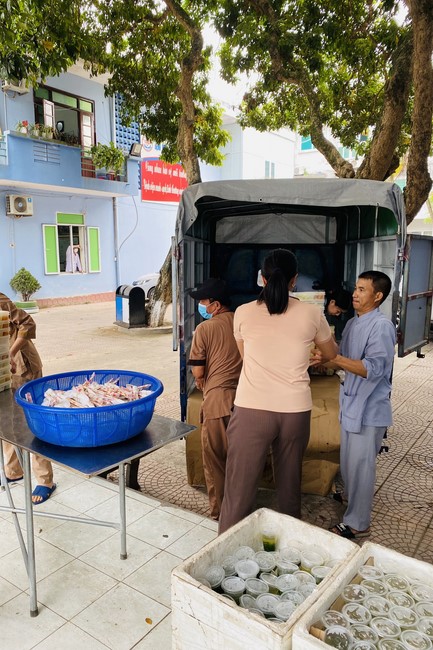 Chanting and the charity on the lunar full moon day at Dong Cao Pagoda