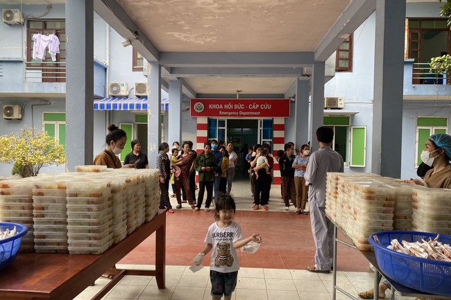 Chanting and the charity on the lunar full moon day at Dong Cao Pagoda