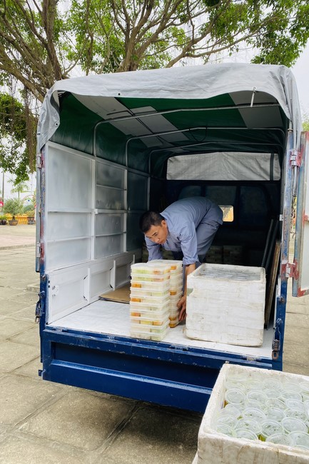 Chanting and the charity on the lunar full moon day at Dong Cao Pagoda