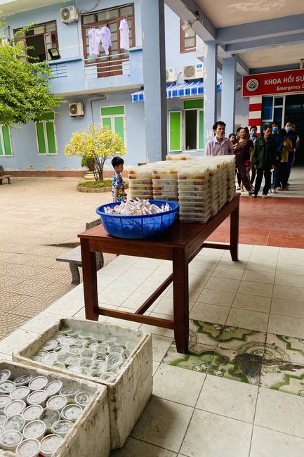 Chanting and the charity on the lunar full moon day at Dong Cao Pagoda
