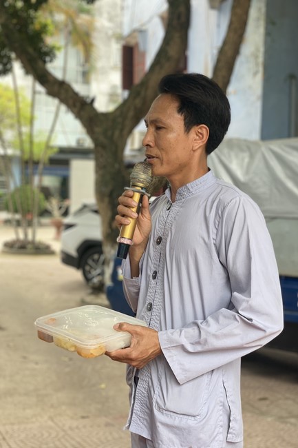 Chanting and the charity on the lunar full moon day at Dong Cao Pagoda