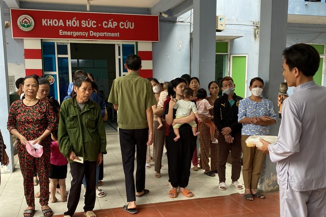 Chanting and the charity on the lunar full moon day at Dong Cao Pagoda