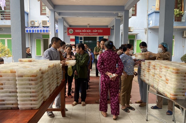 Chanting and the charity on the lunar full moon day at Dong Cao Pagoda