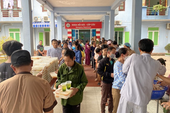 Chanting and the charity on the lunar full moon day at Dong Cao Pagoda
