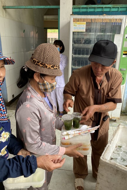 Chanting and the charity on the lunar full moon day at Dong Cao Pagoda