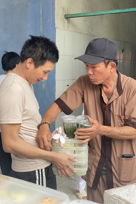 Chanting and the charity on the lunar full moon day at Dong Cao Pagoda