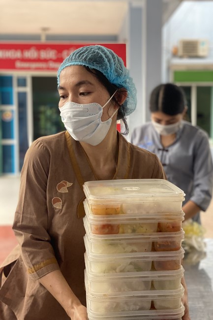 Chanting and the charity on the lunar full moon day at Dong Cao Pagoda