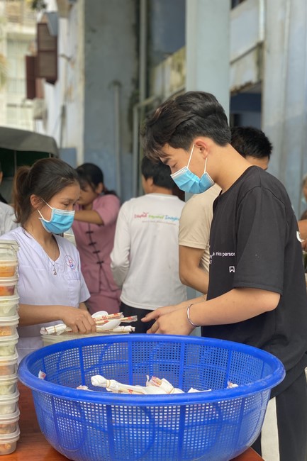 Chanting and the charity on the lunar full moon day at Dong Cao Pagoda