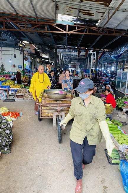 Chanting and the charity on the lunar full moon day at Dong Cao Pagoda
