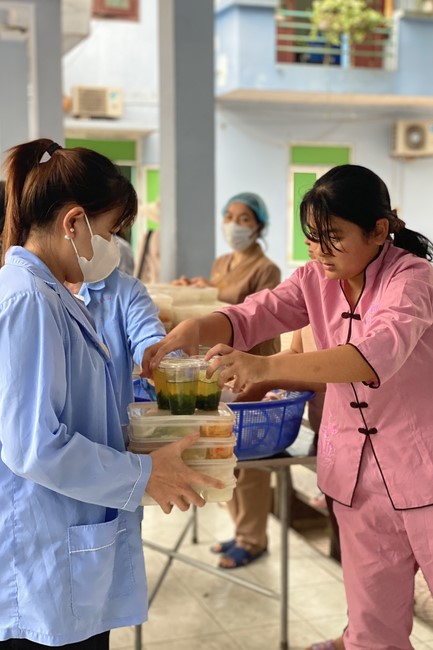 Chanting and the charity on the lunar full moon day at Dong Cao Pagoda