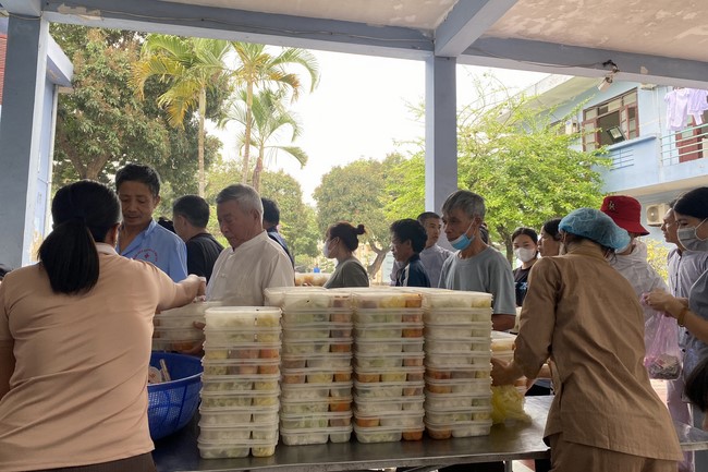Chanting and the charity on the lunar full moon day at Dong Cao Pagoda