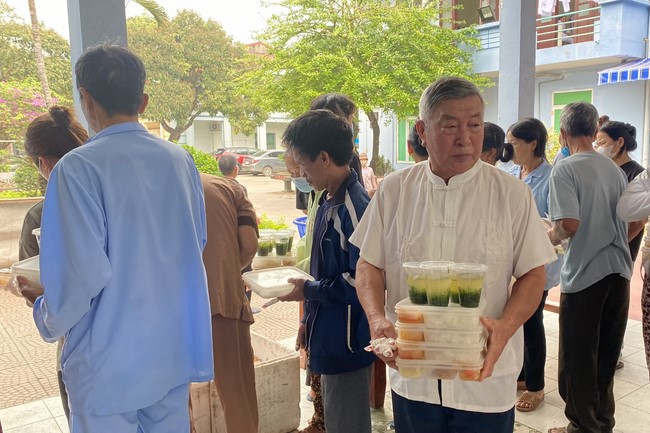 Chanting and the charity on the lunar full moon day at Dong Cao Pagoda