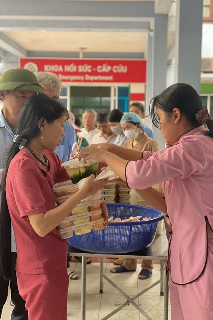 Chanting and the charity on the lunar full moon day at Dong Cao Pagoda