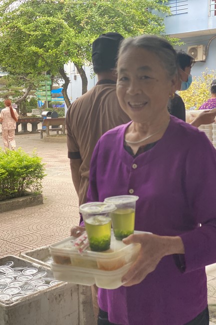 Chanting and the charity on the lunar full moon day at Dong Cao Pagoda