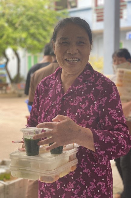 Chanting and the charity on the lunar full moon day at Dong Cao Pagoda