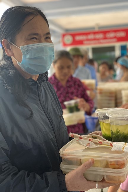 Chanting and the charity on the lunar full moon day at Dong Cao Pagoda