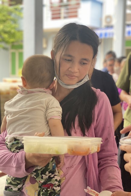 Chanting and the charity on the lunar full moon day at Dong Cao Pagoda