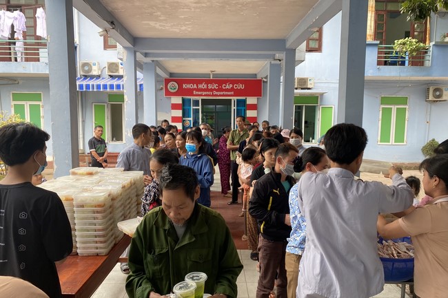 Chanting and the charity on the lunar full moon day at Dong Cao Pagoda